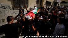 +++ ACHTUNG: Gesicht des Toten wurde aus rechtlichen Gründen gepixelt +++
Mourners carry the body of Palestinian Mohammad Musa Sabaaneh during his funeral in the West Bank city of Jenin, Tuesday, Sept. 6, 2022. The Palestinian Health Ministry said that Israeli troops killed Sabaaneh during a firefight in the occupied West Bank. The violence erupted on Tuesday after Israeli troops demolished the home of a Palestinian who killed three Israelis in an attack earlier this year. (AP Photo/Majdi Mohammed)