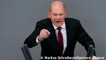 Kanzler unter Strom: Olaf Scholz greift im Bundestag an