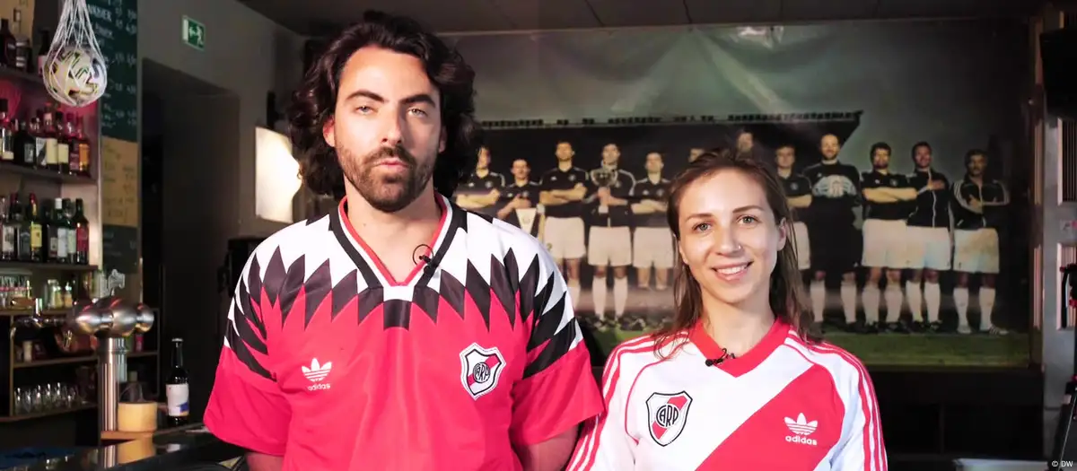 Hinchas de fútbol lejos de su club (Video)