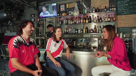 Hinchas de fútbol lejos de su club