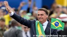 07.09.2022
TOPSHOT - Brazilian President Jair Bolsonaro waves at the crowd during a military parade to mark Brazil's 200th anniversary of independence in Brasilia, on September 7, 2022. (Photo by EVARISTO SA / AFP) (Photo by EVARISTO SA/AFP via Getty Images)