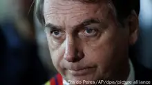 ARCHIV - 28.03.2019, Brasilien, Brasilia: Jair Bolsonaro, Präsident von Brasilien, spricht mit Journalisten. (zu dpa Bolsonaros Attacke auf indigene Gebiete öffnet Türen zum Amazonas) Foto: Eraldo Peres/AP/dpa +++ dpa-Bildfunk +++