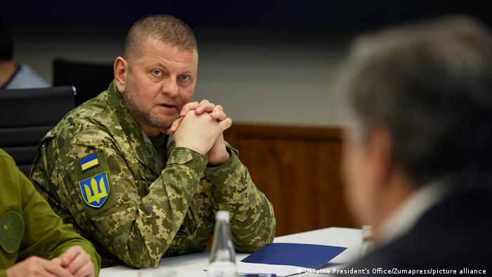 Walerij Saluschnyj, der Oberkommandierende der ukrainischen Armee sitzt bei Gesprächen an einem Tisch
