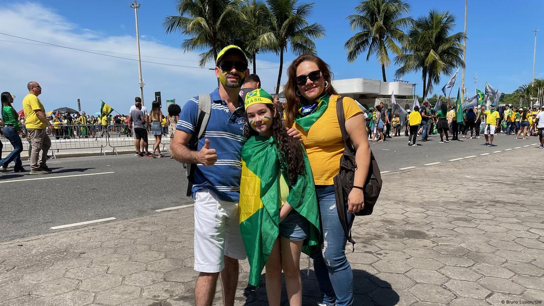 José Rinaldi e Daniele Bastos na orla, com a filha