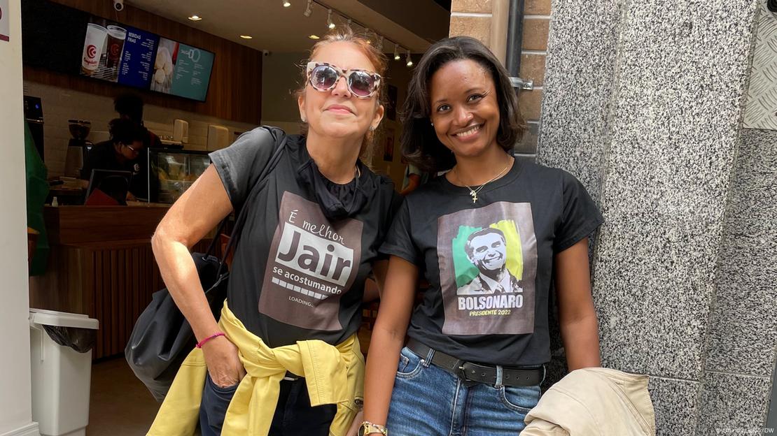 Regina Holanda acompanhada de outra mulher com camisestas de apoio a Bolsonaro