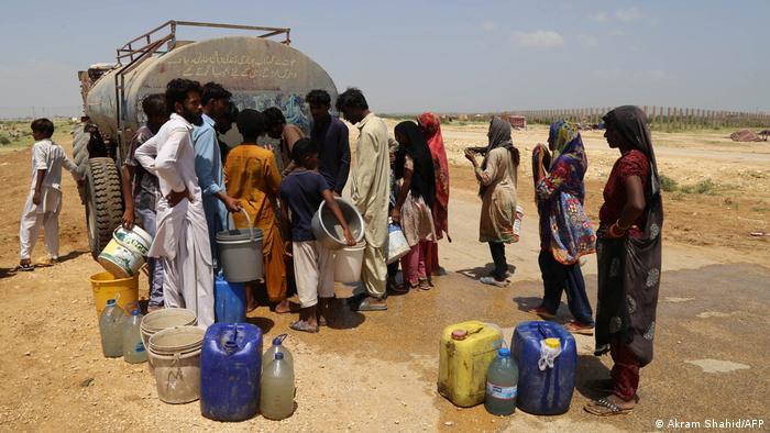 Internally displaced people in Pakistan get drinking water from tanker