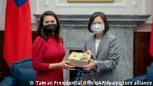 HANDOUT - 08.09.2022, Taiwan, Taipei: Auf diesem vom taiwanesischen Präsidialamt veröffentlichten Foto empfängt Tsai Ing-wen (r), Präsidentin von Taiwan, mit Stephanie Murphy (l), Leiterin der parteiübergreifenden Abgeordnetengruppe des US-Repräsentantenhauses. Foto: Uncredited/Taiwan Presidential Office/AP/dpa - ACHTUNG: Nur zur redaktionellen Verwendung und nur mit vollständiger Nennung des vorstehenden Credits +++ dpa-Bildfunk +++