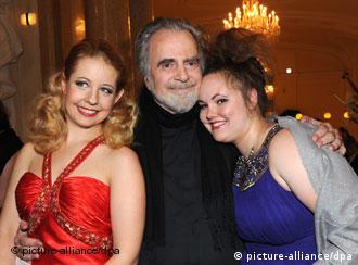 Schauspieler Maximilian Schell mit seiner Tochter Nastassja (re) und der Sängerin Iva Mihanovic (Oktober 2011) Schauspieler Maximilian Schell mit seiner Tochter Nastassja (re) und der Sängerin Iva Mihanovic (Oktober 2011)