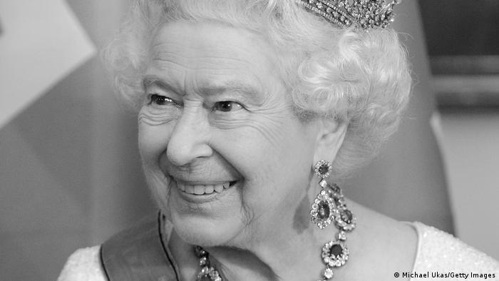 Porträt von Queen Elizabeth in Schwarz-weiß, Seitenansicht mit Krone und großen Ohrringen. 