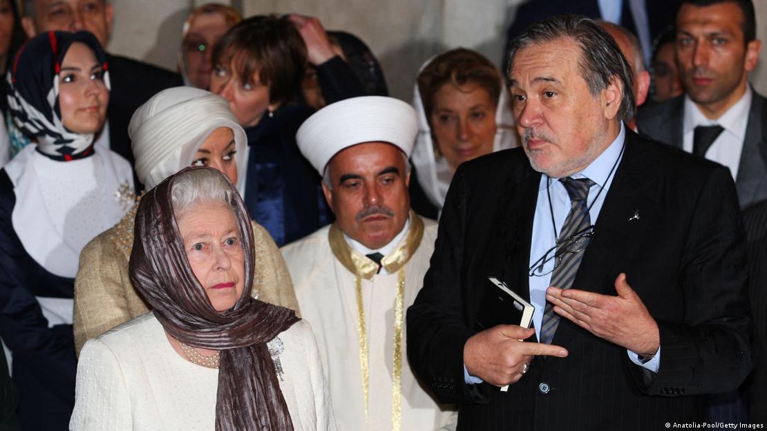 Bursa'yı ziyaret eden Kraliçe Elizabeth'e eşlik eden İlber Ortaylı