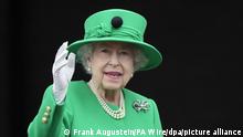 ARCHIV - 05.06.2022, Großbritannien, London: Die britische Königin Elizabeth II. steht am vierten Tag der Feierlichkeiten zum Platinjubiläum der Queen auf dem Balkon des Buckingham Palace während des Festumzuges. Die Ärzte der britischen Königin Elizabeth II. machen sich Sorgen um die Gesundheit der 96 Jahre alten Monarchin. Foto: Frank Augustein/PA Wire/dpa +++ dpa-Bildfunk +++
