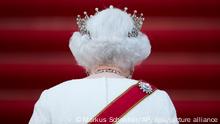 ARCHIV - 24.06.2015, Berlin: Königin Elizabeth II. von Großbritannien kommt im Schloss Bellevue zu einem Staatsbankett ihr zu Ehren. Die britische Königin Elizabeth II. ist tot. Foto: Markus Schreiber/AP/dpa +++ dpa-Bildfunk +++