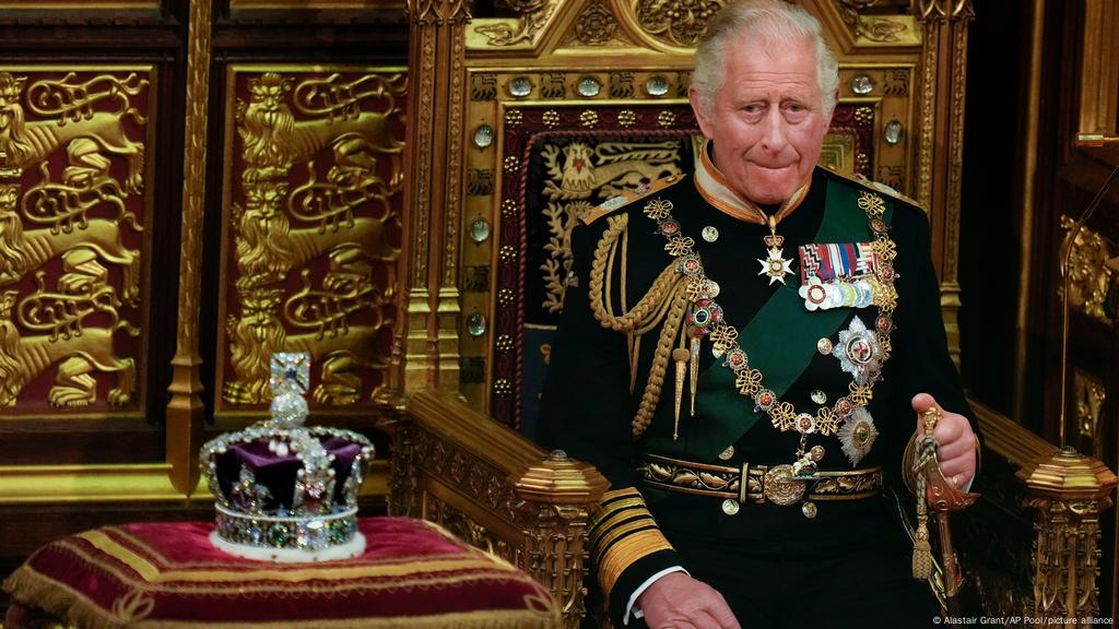 UK mourns Elizabeth II, Charles III pledges ′lifelong service′ as king — as  it happened | News | DW | 09.09.2022