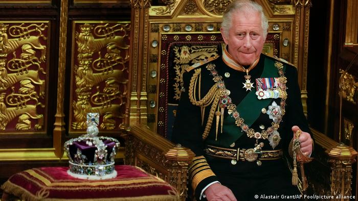 Durante la ceremonia de apertura del Parlamento británico, Carlos está sentado junto a la corona de Isabel II.