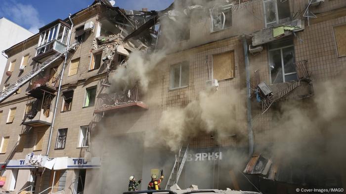 Feuerwehrleute bei Löscharbeiten an einem mehrstöckigen Haus nach einem Angriff auf die ukrainische Stadt Charkiw