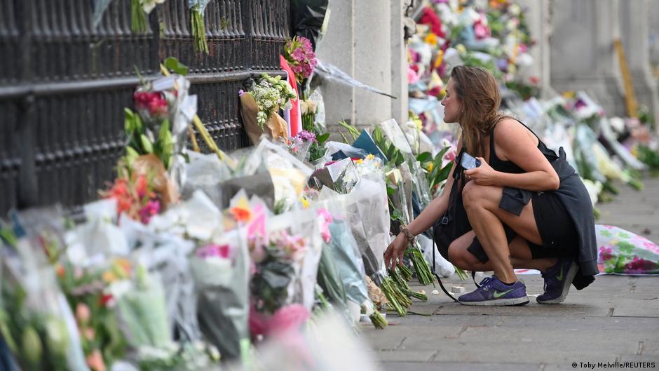 Queen Elizabeth II dies: King Charles III to address grieving UK — live updates | News | DW - Vimarsana News