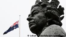 Die australische Flagge weht auf Halbmast hinter einer Statue von Königin Elizabeth II. am Parlamentsgebäude. Königin Elizabeth II. ist tot. +++ dpa-Bildfunk +++