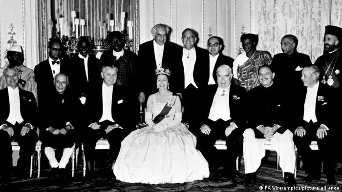 Кралица Елизабет Втора на вечеря с лидерите на Общността на нациите през 1962 година.