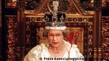 Königin Elizabeth II. (Archivbild vom 31.10.1991bei der Eröffnung des Parlaments in London) hat jetzt ein Machtwort gesprochen. Die britische Königin Elizabeth II. hat ihrem Sohn Prinz Charles und Prinzessin Diana die Scheidung empfohlen. Sie habe dem seit 1993 getrennt lebenden Ehepaar nahegelegt, in naher Zukunft die Scheidung einzuleiten, hieß es am 21.12.1995 aus dem Buckingham-Palast. Während sich Prinz Charles der Meinung seiner Mutter angeschlossen haben soll, schweigt Noch-Ehefrau Diana zum Machtwort der Queen. Die Entscheidung der Königin geht nach einhelligen Kommentaren auf das TV-Interview Dianas vor einem Monat zurück.