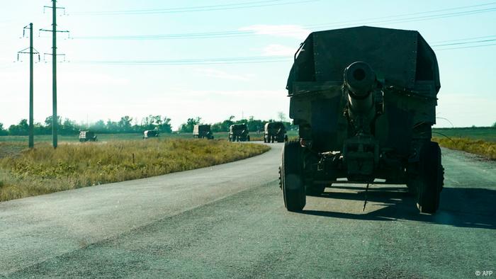  Российские военные грузовики везут артиллерийские орудия по дороге в сторону Запорожской области.