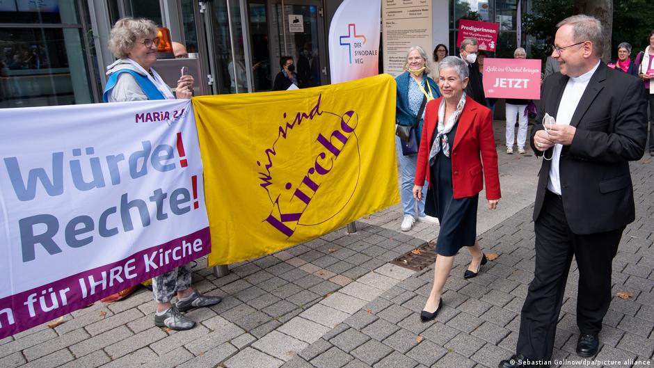 Učesnici „Sinodalnog puta“ s transparentima dočekuju predsednicu Centralnog odbora katolika u Nemačkoj (ZdK) Irmu Šteter-Karp i predsednika Nemačke biskupske konferencije, biskupa Georga Becinga (Frankfurt 8. septembra 2023.)