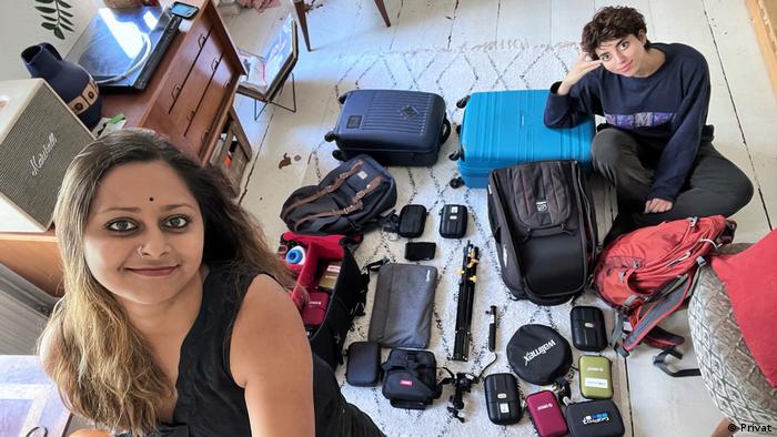 Twee videojournalisten met hun uitrusting en bagage