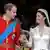 Prinz William und Kate Middleton halten sich auf ihrer Hochzeit die Hand und lächeln sich an. 