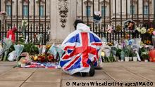  . 09/09/2022. London, United Kingdom. Day of Mourning Queen Elizabeth ll. Crowds gather at Buckingham palace, some laying floral tributes, on the first day of mourning following the death of Queen Elizabeth ll. PUBLICATIONxINxGERxSUIxAUTxHUNxONLY xMartynxWheatleyx/xi-Imagesx IIM-23746-0006