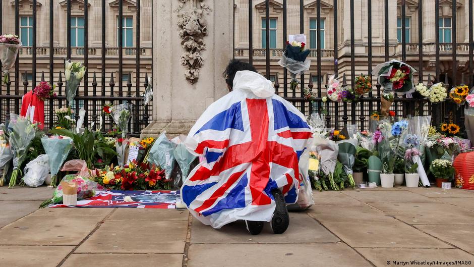 Queen Elizabeth II dies: UK begins period of mourning — live updates | News | DW - Vimarsana News