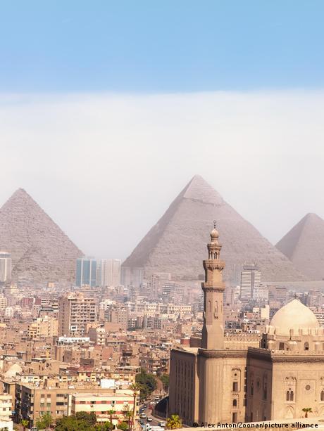 Cuando imaginamos las pirámides de Giza en la actualidad, esperamos verlas rodeadas de una vasta llanura de arena con la metrópolis del Gran Cairo extendiéndose detrás de ellas.
