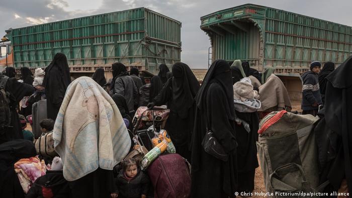 Frauen und Kinder werden aus einem kleineren Lager nach Al-Hol gebracht 