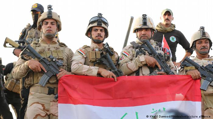 Irakische Soldaten feiern 2017 die Befreiung der irakischen Stadt Mosul vom IS