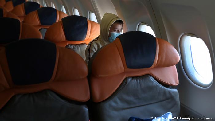 Ein Jugendlicher aus Albanien sitzt im Flugzeug. Er wird aus dem Lager Al-Hol zurück in sein Heimatland gebracht
