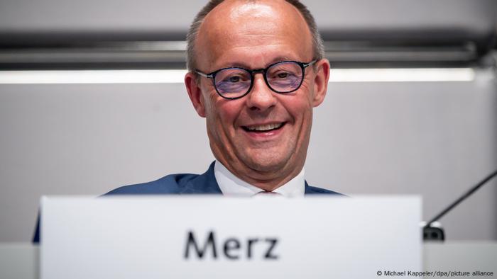 Friedrich Merz riendo a la cámara