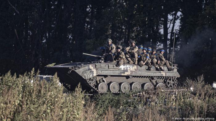 Fuerzas ucranianas patrullan después de que el ejército ucraniano tomara el control de algunos de los pueblos en Kharkiv, Ucrania, el 09 de septiembre de 2022. 