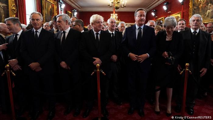 英国工党领袖斯塔摩(Keir Starmer)、前首相布莱尔(Tony Blair)、布朗(Gordon Brown)、约翰逊、卡梅伦、梅伊和梅杰(John Major)等人皆出席了在伦敦圣詹姆士宫的王位继承理事会仪式。 英国工党领袖斯塔摩(Keir Starmer)、前首相布莱尔(Tony Blair)、布朗(Gordon Brown)、约翰逊、卡梅伦、梅伊和梅杰(John Major)等人皆出席了在伦敦圣詹姆士宫的王位继承理事会仪式。