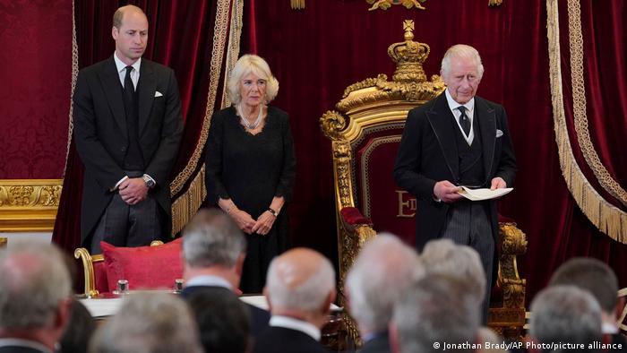 Guillermo, Camilla Parker y Carlos III durante la ceremonia de proclamación del nuevo rey.