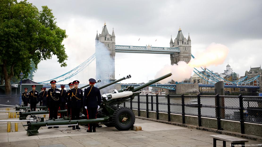 Londra Kulesi'nde yeni Kral'ın şerefine top atışı yapıldı