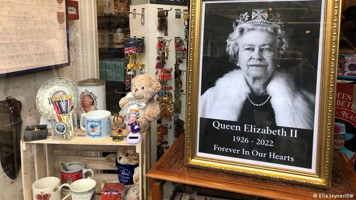 Foto simbólica de una imagen de la reina Isabel II en una tienda en Buckingam Palace Road.
