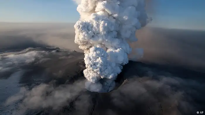 Plume of smoke rises up from Eyjafjällajökull crater (AP)