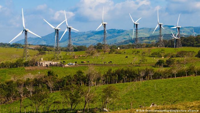 Por sus características geográficas y clima, Costa Rica es un país privilegiado en fuentes de energía limpia. En la foto, Algunas de las turbinas de 20MW del parque eólico de Tilarán en las colinas al oeste de Arenal, Tilarán, provincia de Guanacaste, Costa Rica.