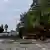 Уничтоженная военная техника и люди в военной форме на дороге в Балаклею