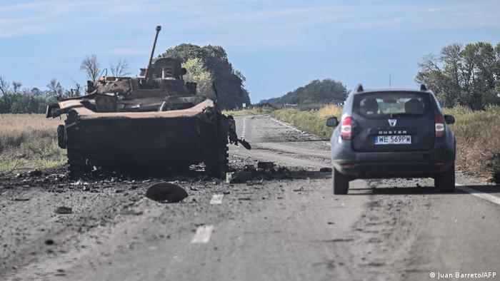 Vehicul militar distrus pe un drum lângă Balakleia, 10 septembrie 2022