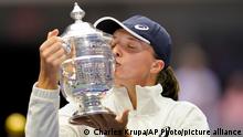 10.09.2022
Iga Swiatek, of Poland, kisses the championship trophy after defeating Ons Jabeur, of Tunisia, in the women's singles final of the U.S. Open tennis championships, Saturday, Sept. 10, 2022, in New York. (AP Photo/Charles Krupa)