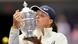 La polaca Iga Swiatek besa el trofeo obtenido en el US Open. La polaca Iga Swiatek besa el trofeo obtenido en el US Open.