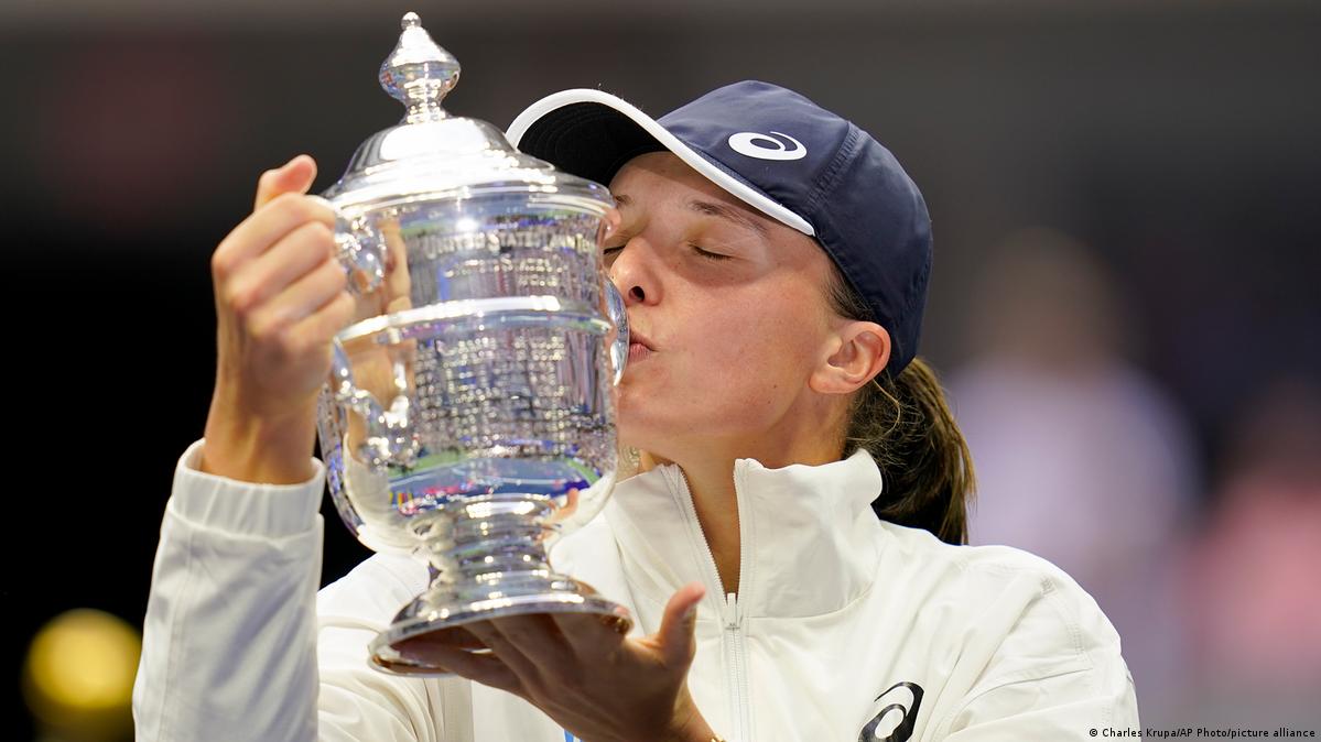 Іга Швьонтек з кубком US Open