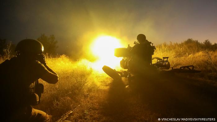 Un militar ucraniano dispara un cohete antiaéreo ZU-23-2 en el frente de la región de Kharkiv, en el este del país.