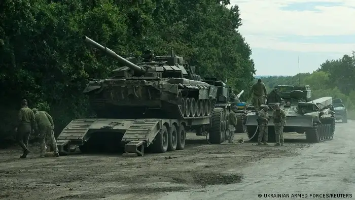 在乌克兰东部前线，乌军士兵正在装运一辆缴获的俄军坦克