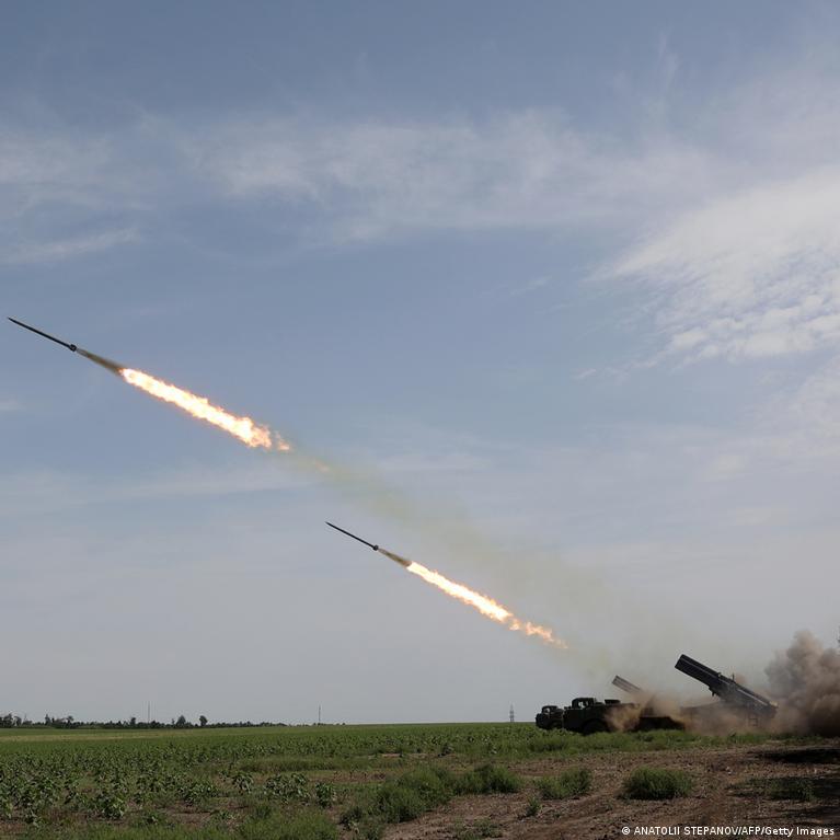 İsrail Yunanistan'a 300 km menzilli roketatar satıyor