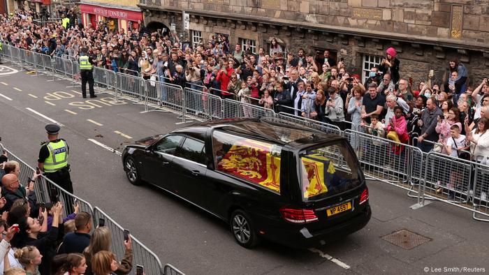 Carro com caixão da rainha nas ruas de Edimburgo